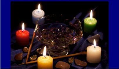 Bougies de cérémonie pour rituels du professeur Cheikh, ambiance spirituelle pour consultations de voyance